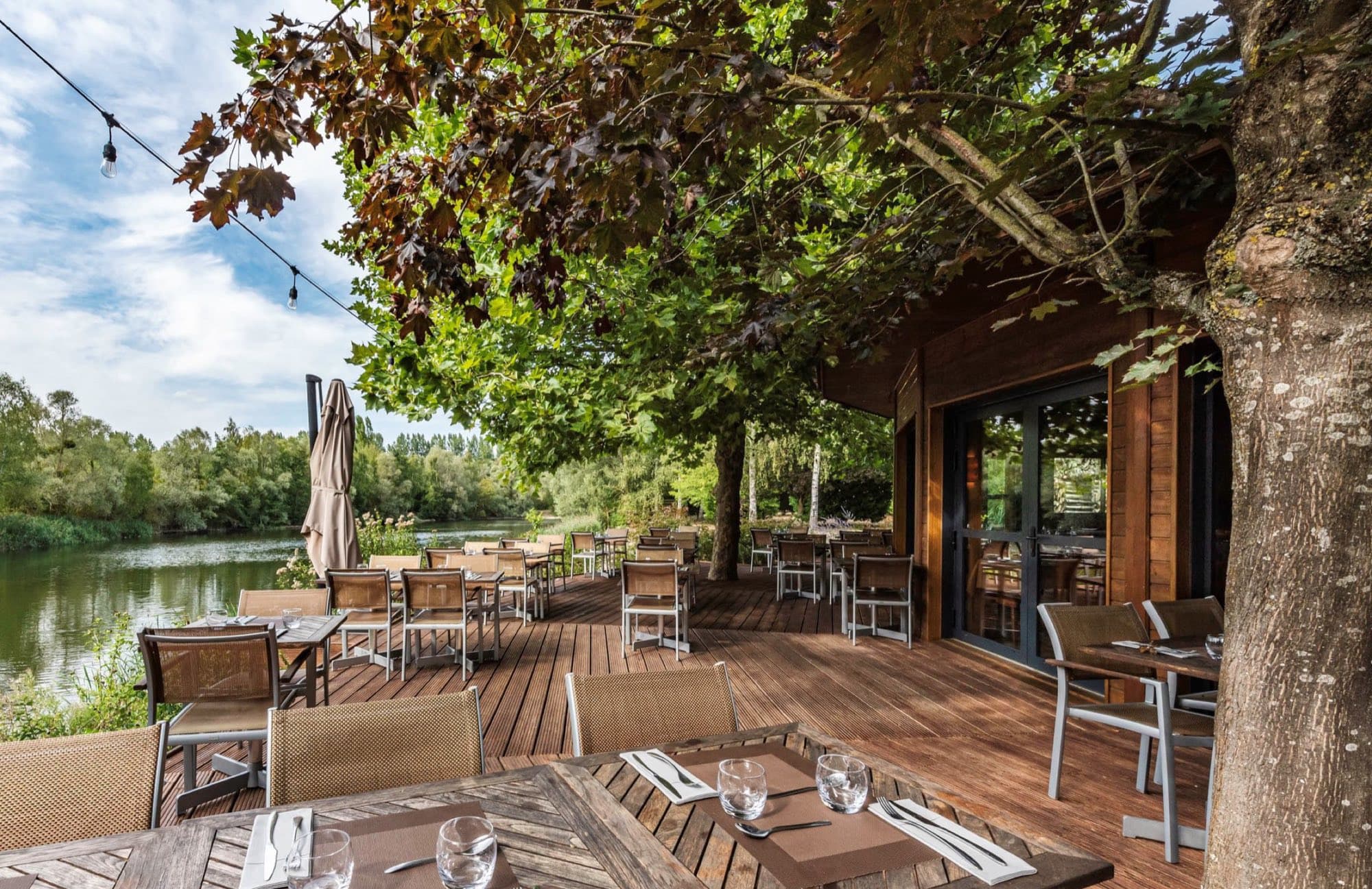 Terrasse au bord de l'étang, Les Étangs de l'Abbaye près de Compiègne